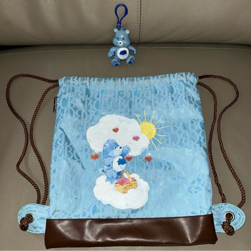 CARE BEAR GRUMPY CLOUD DRAWSTRING BACKPACK/BAG & 4” POSABLE BEAR KEY CHAIN CLIP